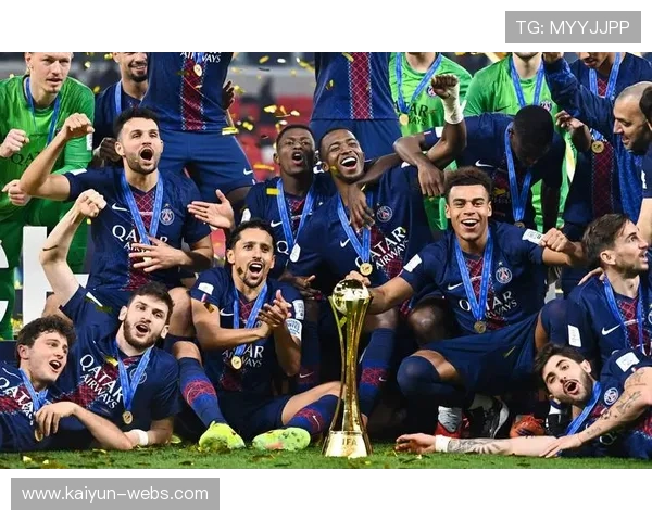 巴黎圣日耳曼洲际杯夺冠庆典，队友举起萨福诺夫欢呼