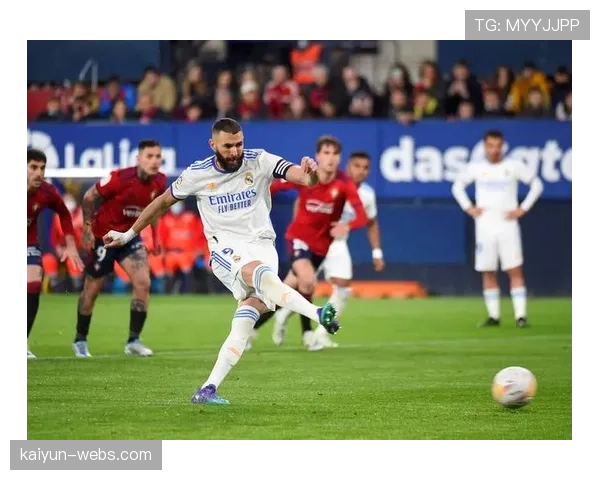 西甲举办“足球遗产”活动，传奇球星普约尔走进社区指导小球员