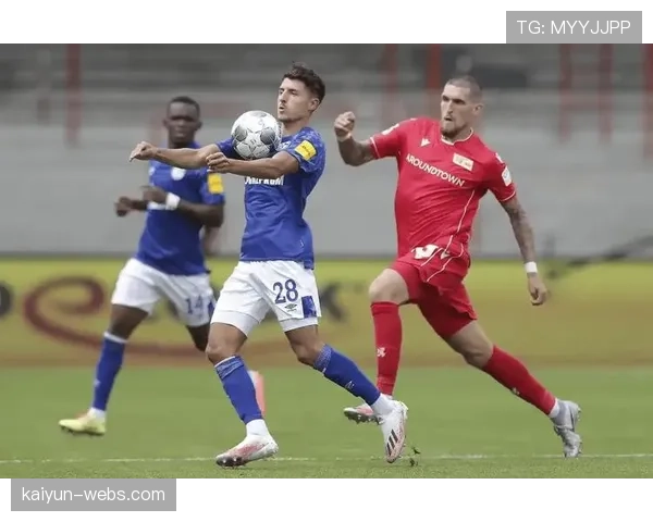 场边花絮：门兴主场小球迷闯入球场拥抱偶像，被保安友好带离