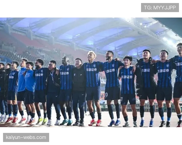 【2026年4月中超联赛·非赛事·群众体育“中超牵手校园”活动走进济南，泰山球员指导小学生训练